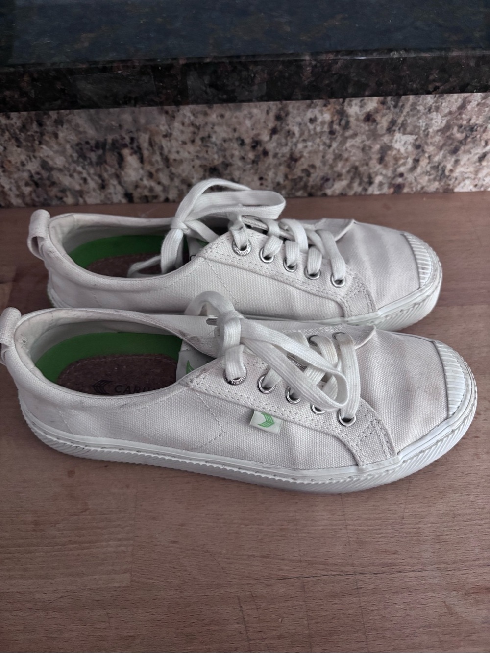 Cariuma Oca Low Canvas Sneakers